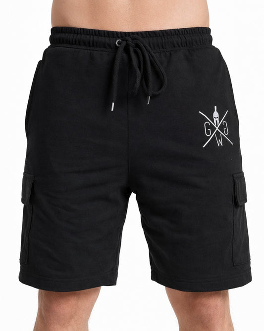 Schwarze Gym Shorts Cargo für Herren von Gym Generation in Frontalansicht mit Kordelzug, Cargo-Taschen und weißem Logo