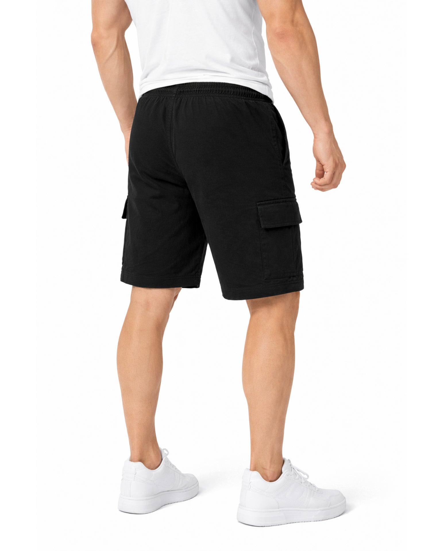 Schwarze Cargo Fitness Shorts für Herren von Gym Generation in voller Rückansicht am Model – mit seitlichen Utility-Taschen und sportlich geradem Schnitt