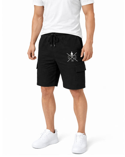Schwarze Cargo Gym Shorts für Herren von Gym Generation am Model – mit Utility-Taschen, schwarzem Kordelzug und markantem Logo am Bein