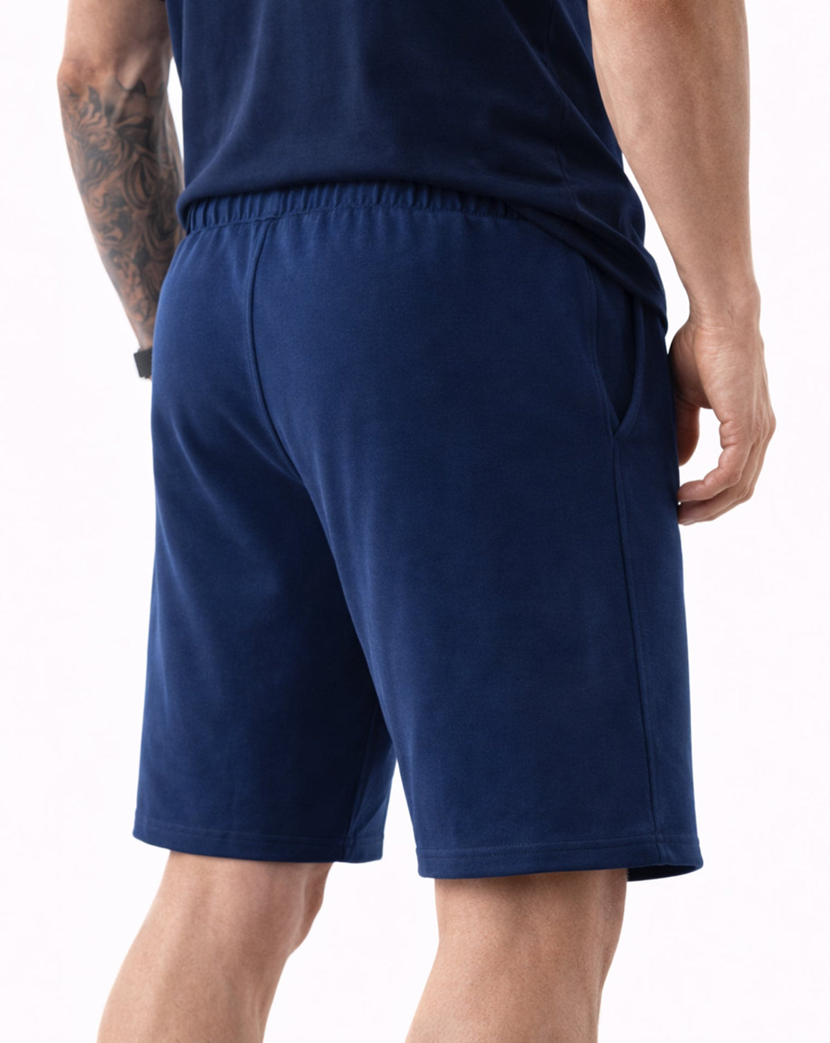 Rückansicht der navyblauen Gym Shorts von Gym Generation am Model – mit elastischem Bund, seitlicher Tasche und sportlich cleanem Schnitt