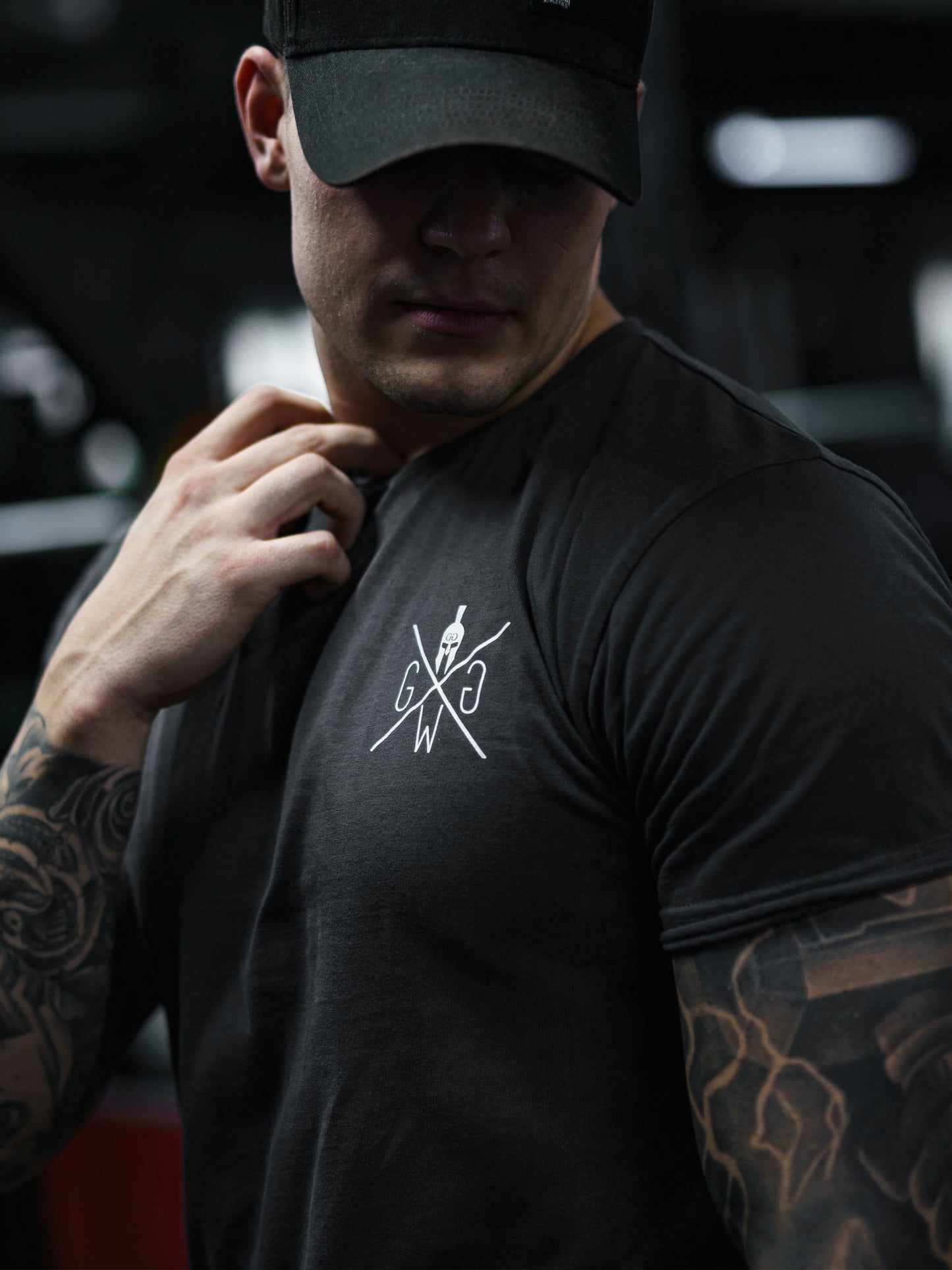 Dunkelgraues Warrior Gym T-Shirt für Herren von Gym Generation mit weissem Brustlogo im Gym
