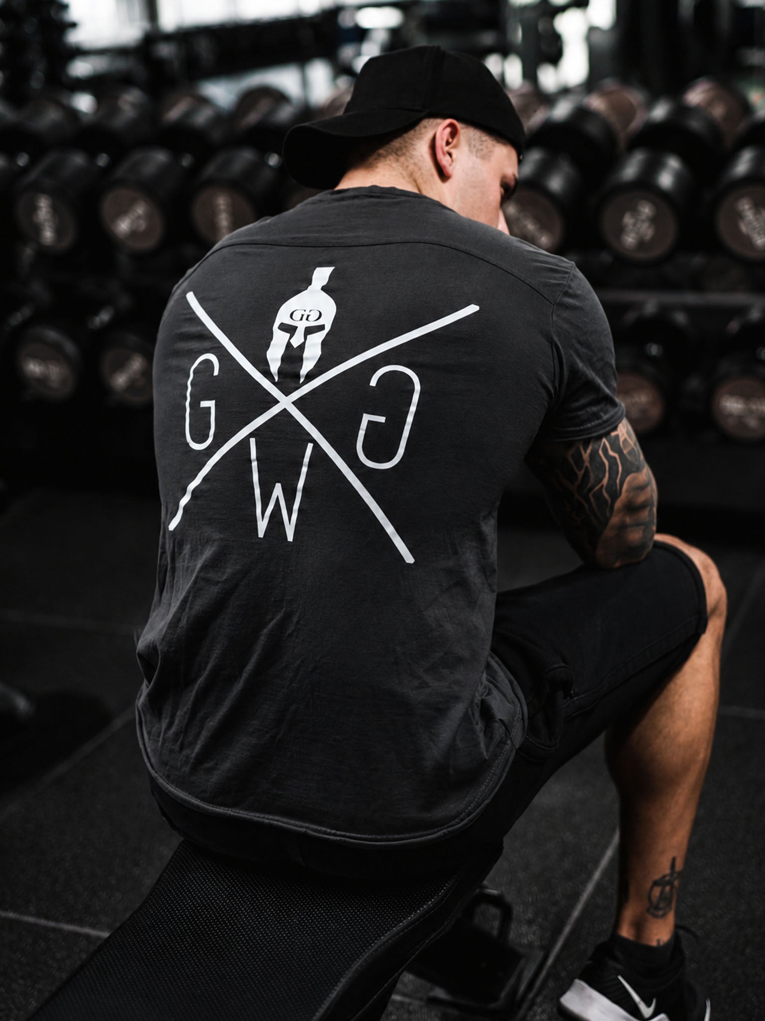 Dunkelgraues Warrior Gym T-Shirt für Herren von Gym Generation mit grossem weissem Rückenprint im Gym