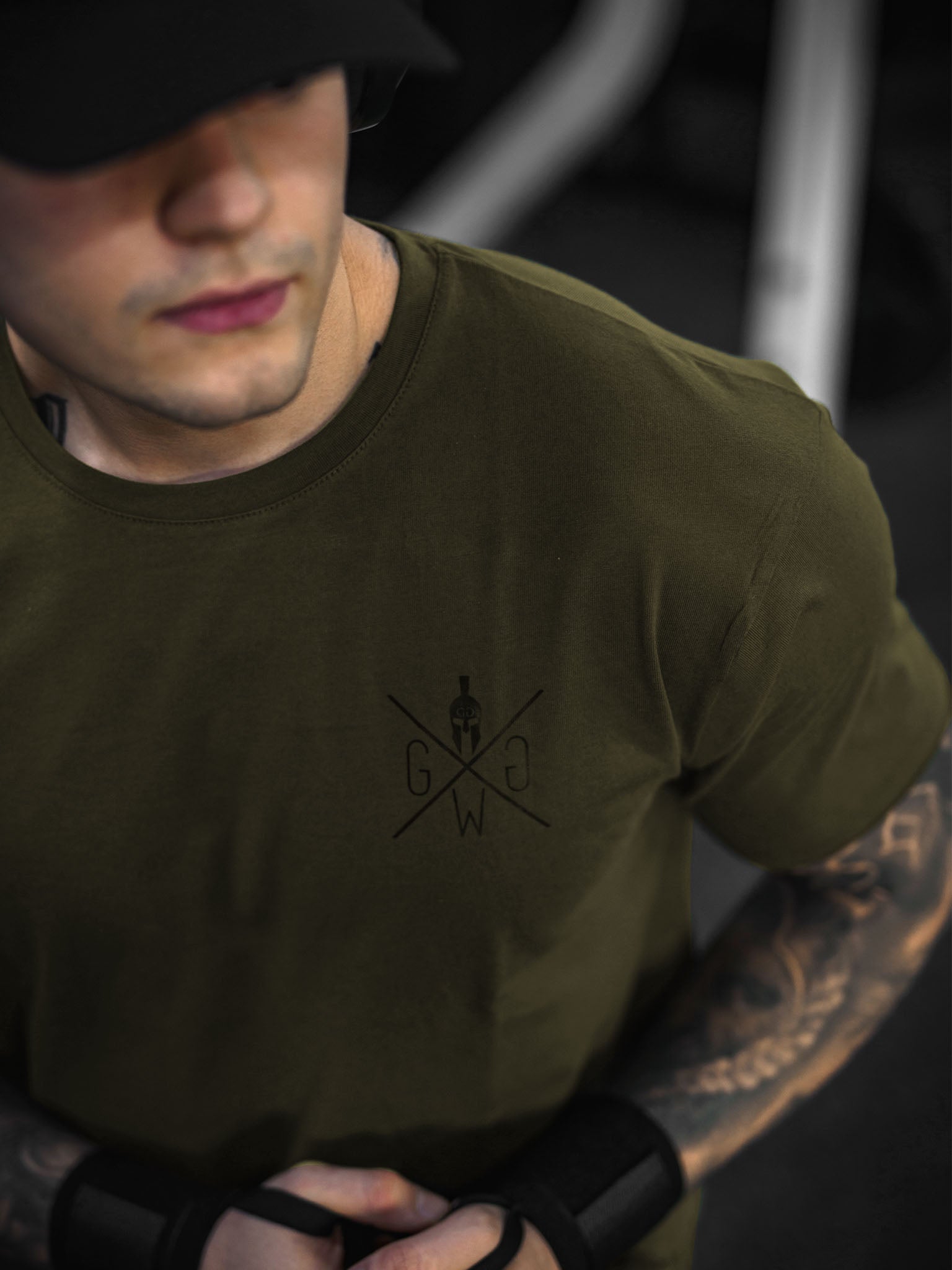 Olivefarbenes Gym T-Shirt – Komfortables Herren T-Shirt mit urbanem Design, atmungsaktivem Material und flexiblem Schnitt, perfekt für aktive Männer.