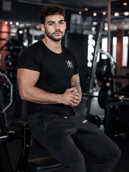 Schwarzes Gym Generation T-Shirt für Krafttraining – athletisches Model im Fitnessstudio