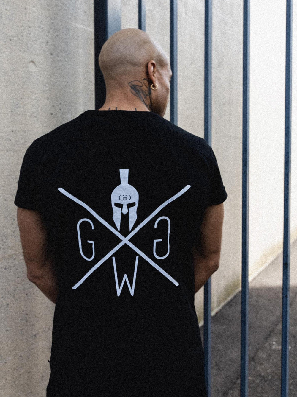 Schwarzes Gym T-Shirt – Herren T-Shirt von Gym Generation, atmungsaktiv und modern geschnitten, mit markantem Spartaner-Design, perfekt für Sport und Alltag.