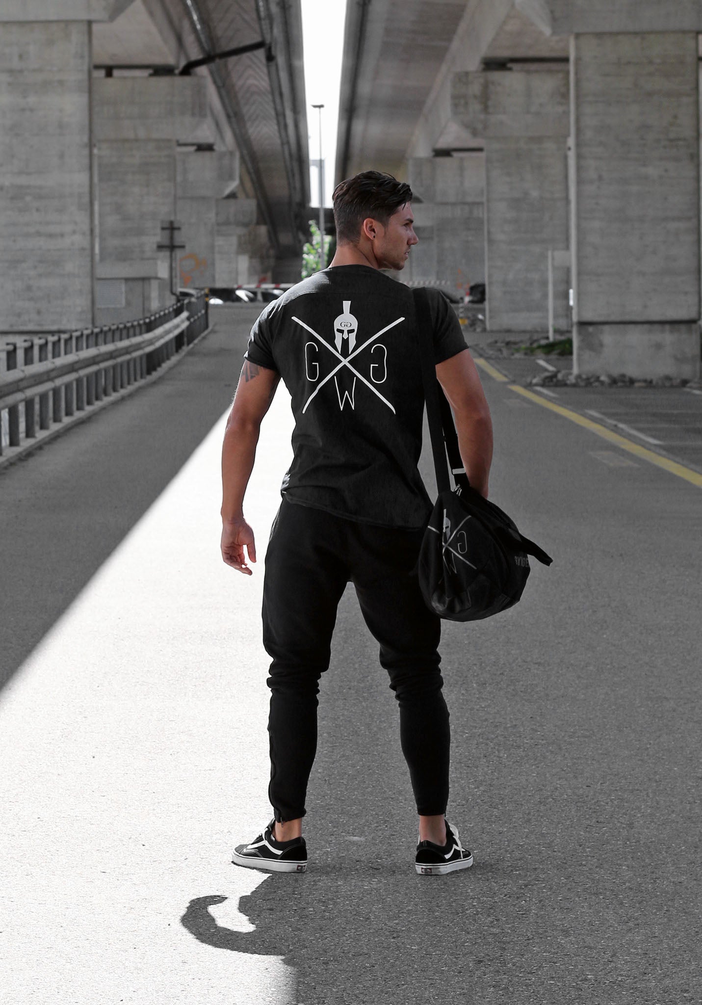 Schwarzes Fitness T-Shirt – Gym Generation Herren Shirt aus hochwertiger Baumwolle, mit sportlichem Look und auffälligem Design, perfekt für den Gym Lifestyle.