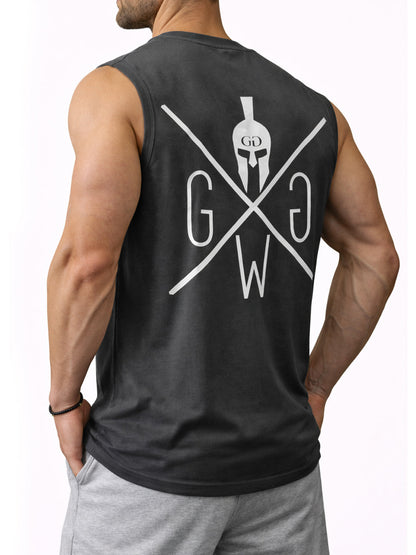Schräge Rückansicht des dunkelgrauen Herren Gym Tank Tops mit grossem Spartan-Rückenprint von Gym Generation