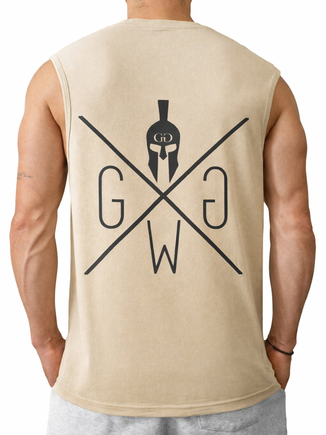 Rückansicht des Off-White Herren Fitness Tank Tops mit großem Spartan-Rückenprint von Gym Generation