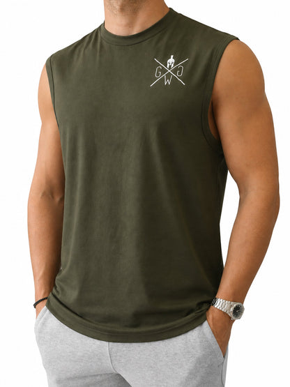 Gym Tanktop Herren Olive in seitlicher Vorderansicht mit tiefen Armausschnitten und Brustlogo
