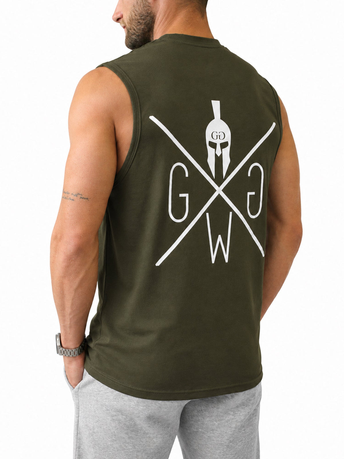 Olives Herren Tank Top fürs Krafttraining mit grossem Spartaner-Print in schräger Rückenansicht
