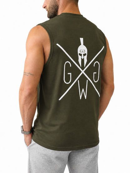 Olives Herren Tank Top fürs Krafttraining mit grossem Spartaner-Print in schräger Rückenansicht
