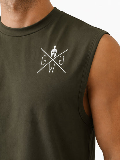 Nahaufnahme des weissen Gym Generation Spartaner-Logos auf olivgrünem Herren Gym Tank Top
