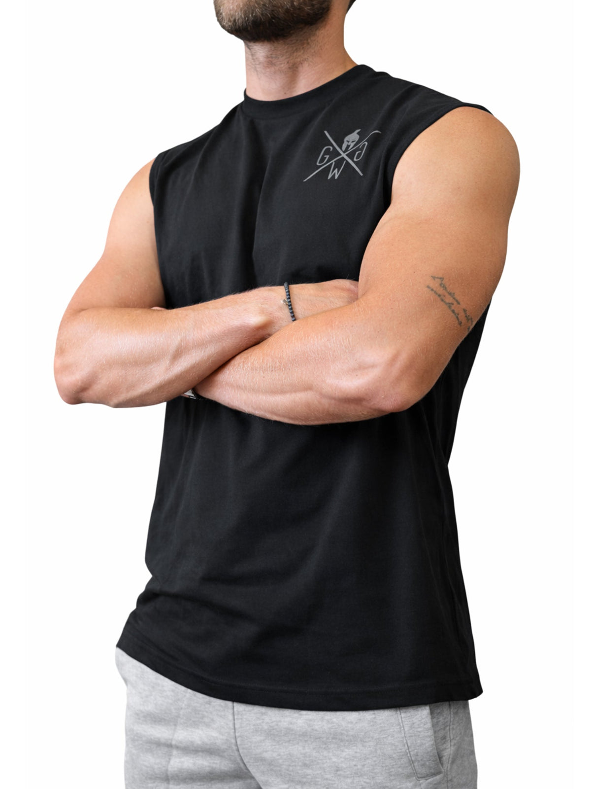 Schwarzes Herren Fitness Tank Top von Gym Generation am Model mit verschränkten Armen