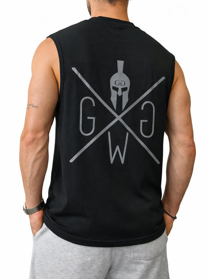 Schräge Rückansicht des schwarzen Herren Fitness Tank Tops mit großem Rückenprint von Gym Generation
