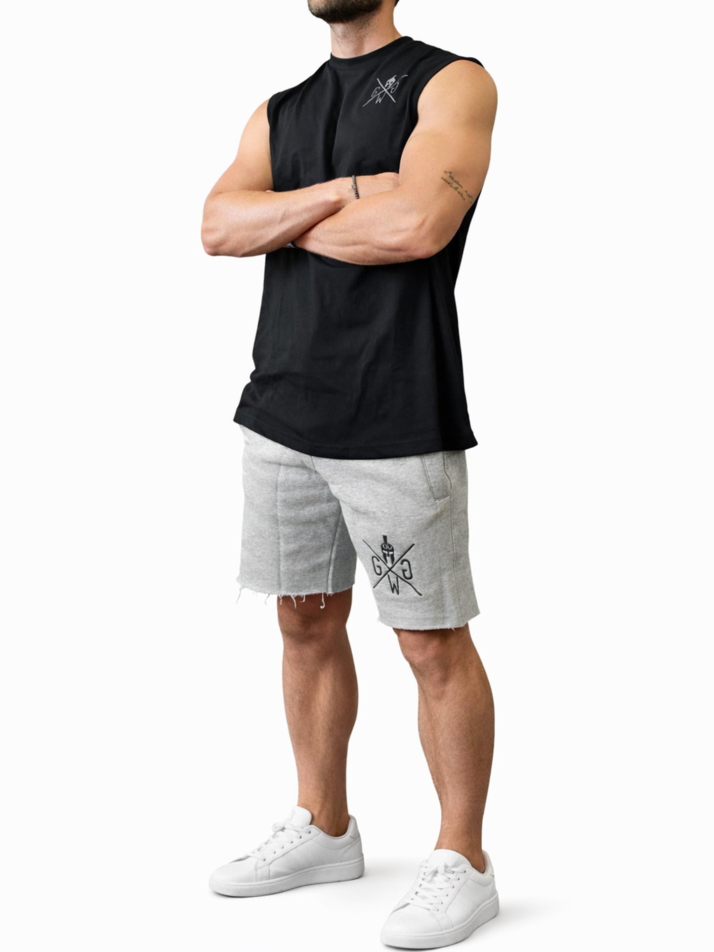 Schwarzes Herren Fitness Tank Top mit Brustlogo von Gym Generation am Model in Ganzkörperansicht