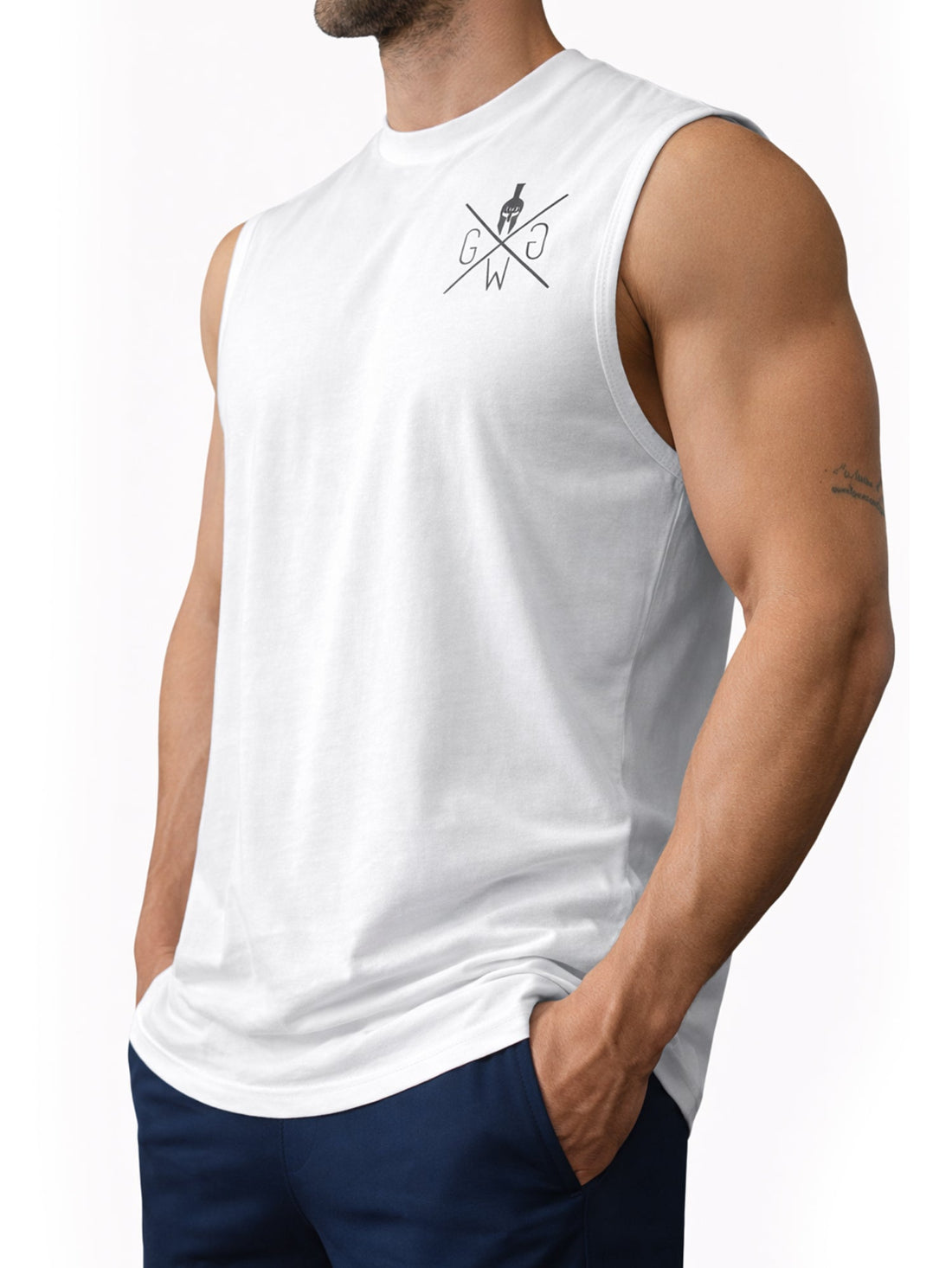 Weisses Herren Gym Tank Top mit Brustlogo von Gym Generation in schräger Frontansicht