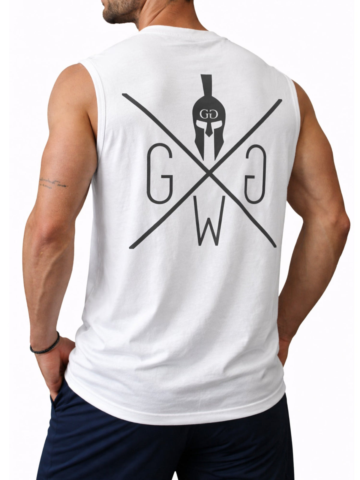 Schräge Rückansicht des weissen Herren Gym Tank Tops mit grossem Spartan-Rückenprint von Gym Generation