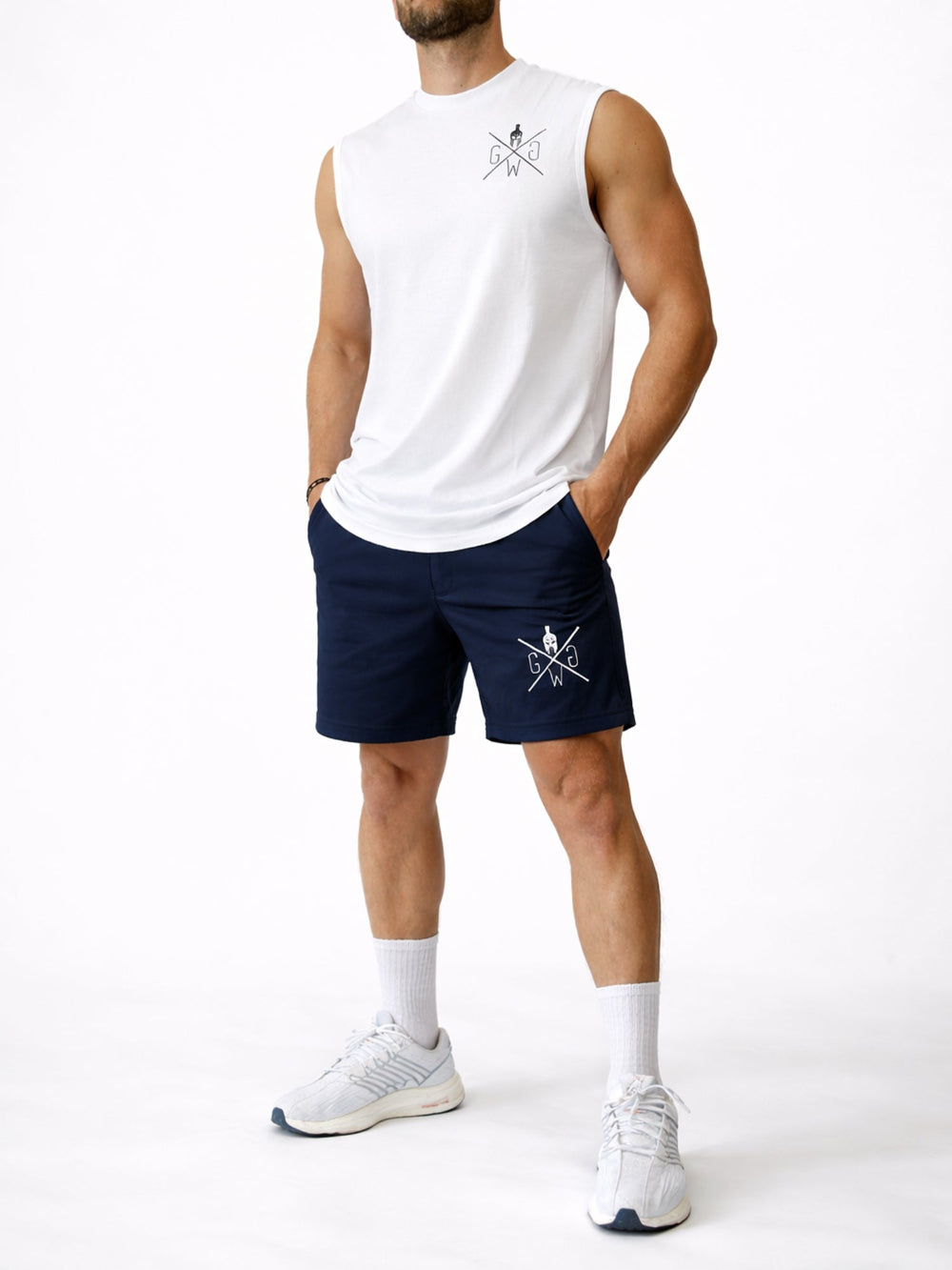 Weisses Herren Gym Tank Top mit Brustlogo von Gym Generation am Model in Ganzkörperansicht