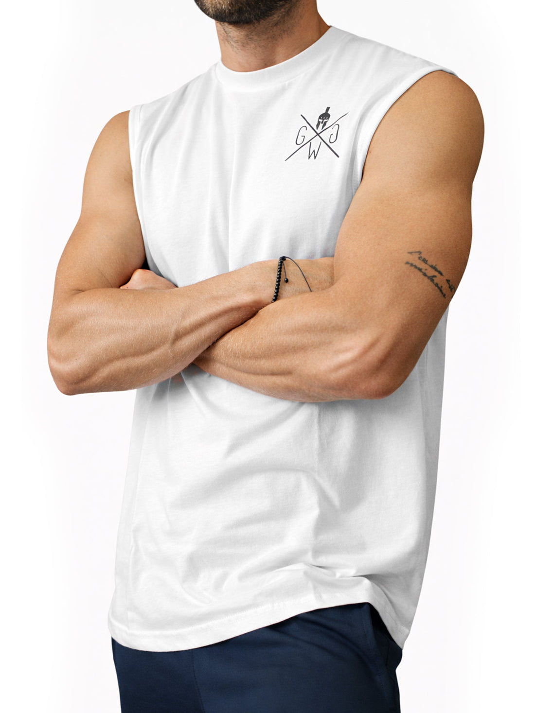 Weisses Herren Fitness Tank Top mit Brustlogo von Gym Generation am Model mit verschränkten Armen