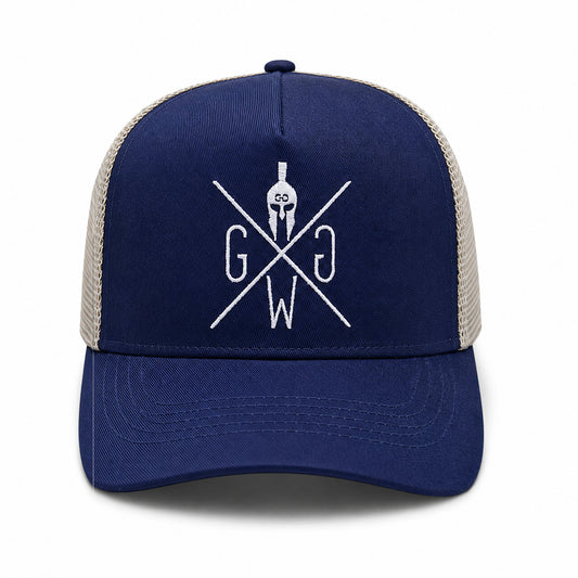 Trucker Cap Navy Blau von Gym Generation in der Frontansicht mit beigem Netz und gesticktem Logo in Weiss