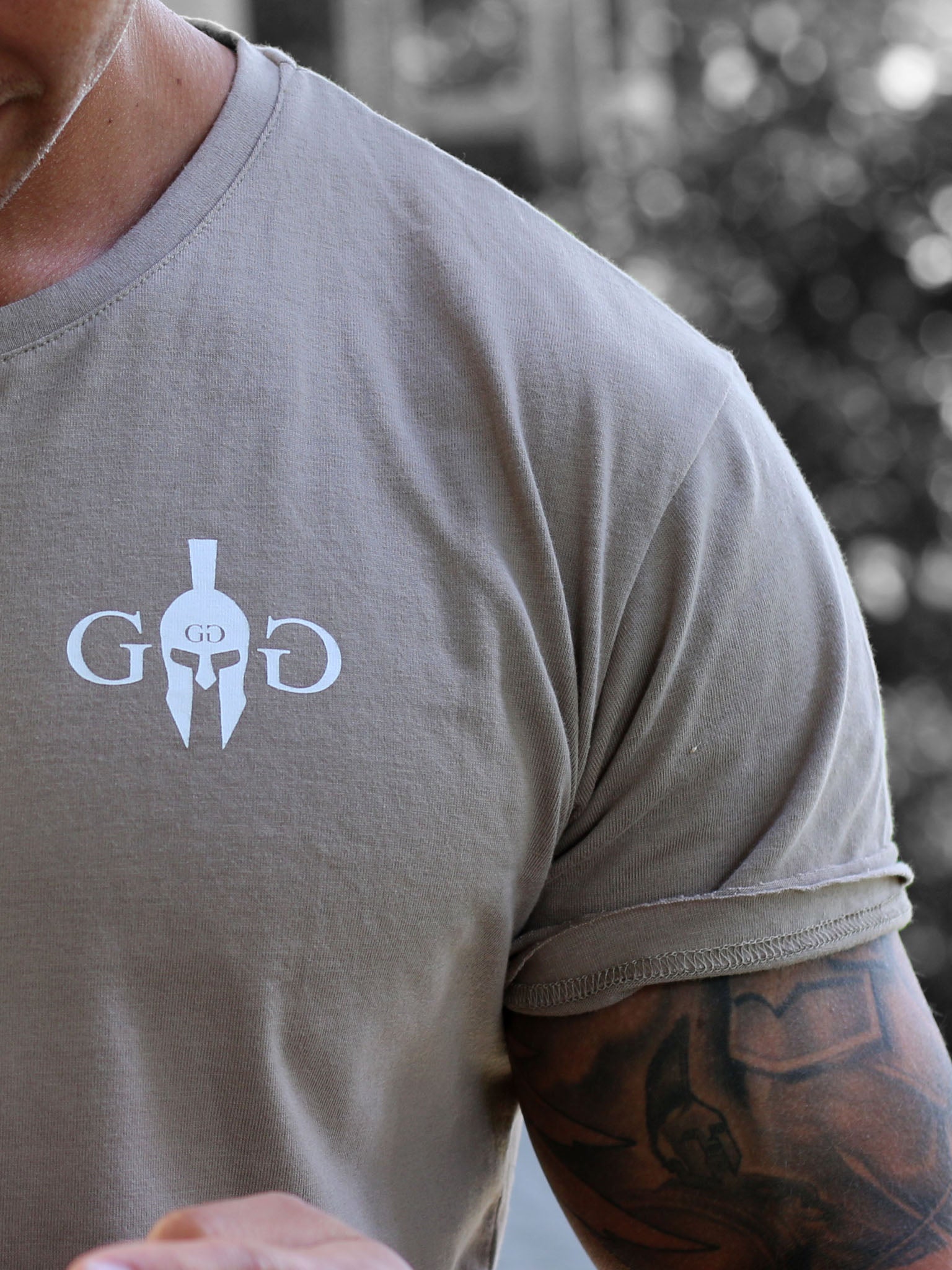 Gym Generation T-Shirt mit Münz-Abdruck von Alexander dem Großen und Unendlichkeitszeichen, symbolisiert Stärke und Ehrgeiz.