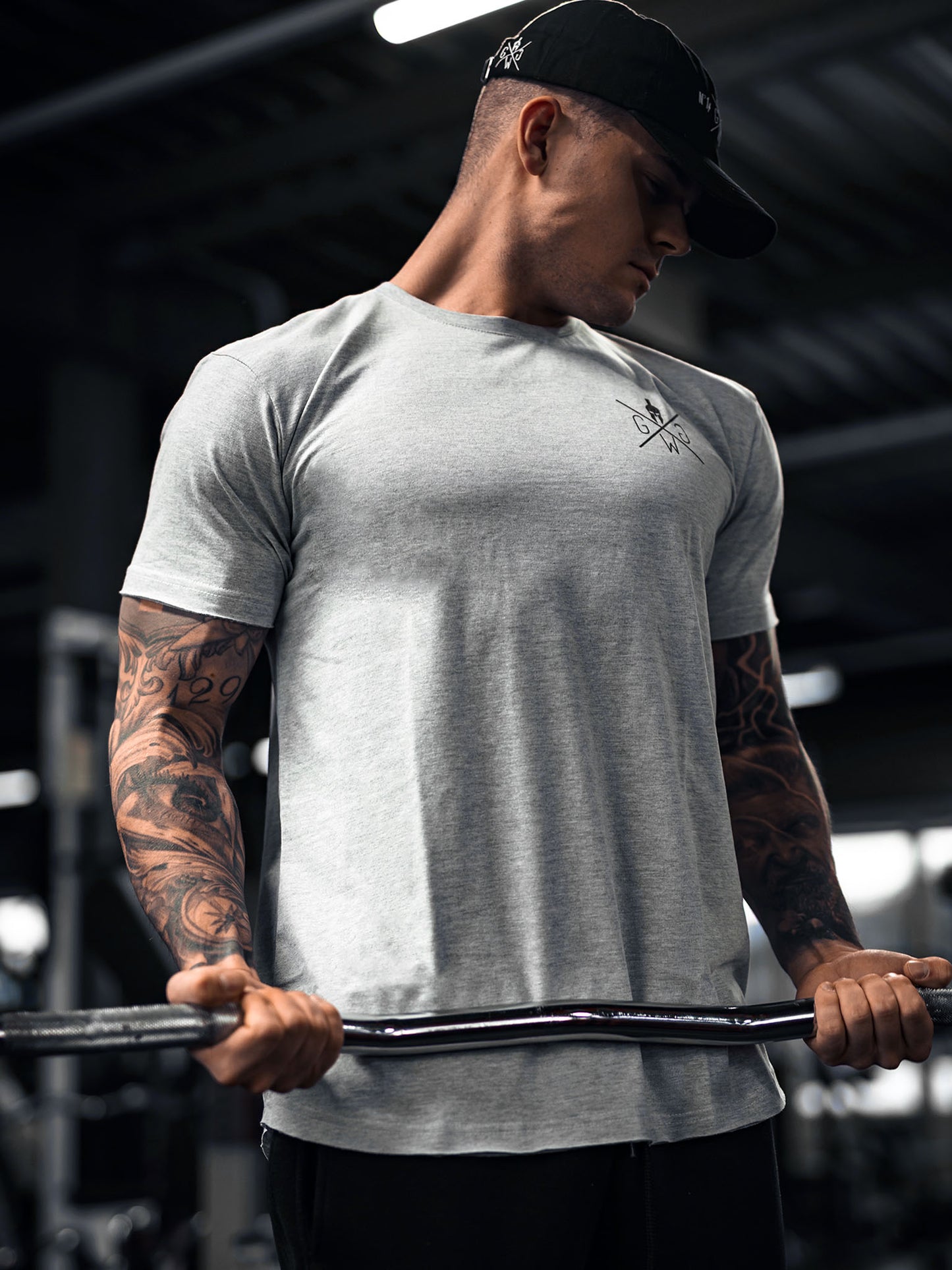 Gym Generation T-Shirt in Grau mit gerollten Ärmeln und abgerundetem Saum, perfekt für sportliche und lässige Outfits.
