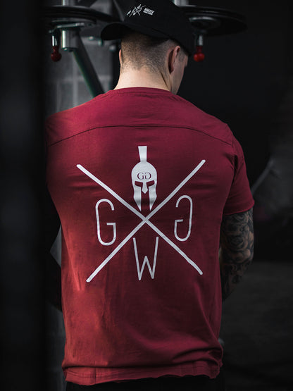 Hochwertiges bordeauxfarbenes Gym T-Shirt aus 100% Baumwolle mit markantem weißen Spartaner-Logo.