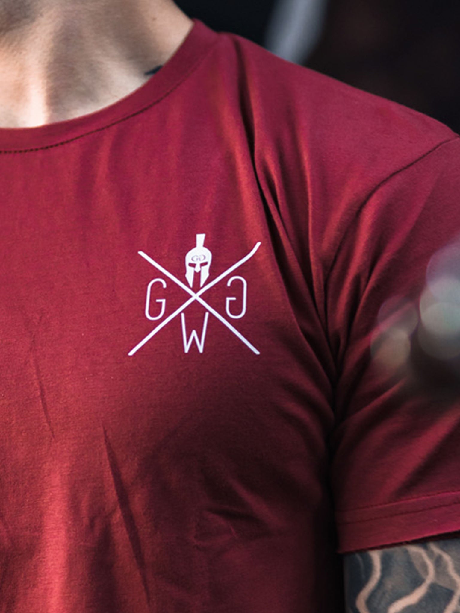 Bordeauxfarbenes Herren Gym T-Shirt von Gym Generation mit ikonischem weißen Spartaner-Logo.