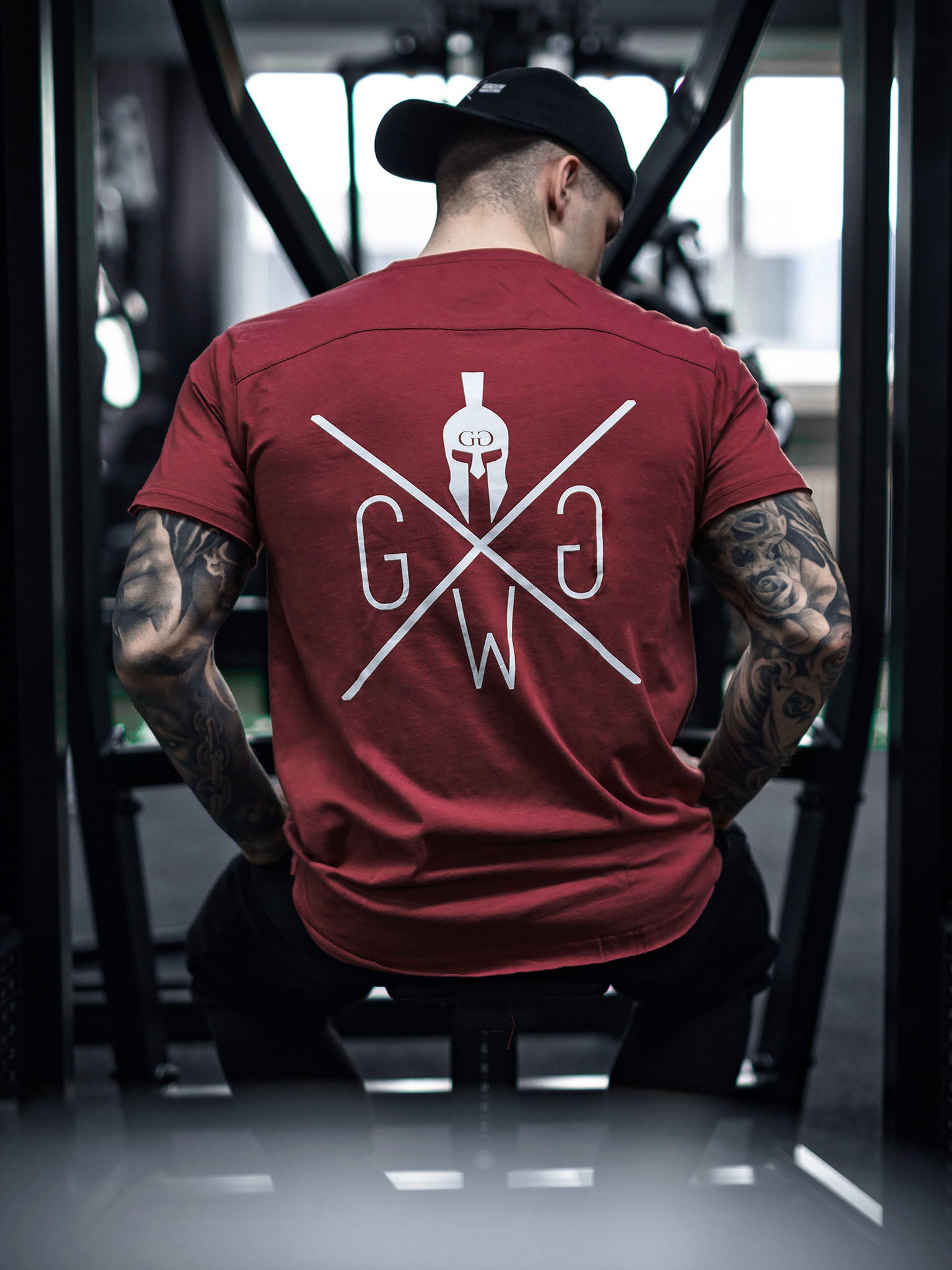 Stilvolles und bequemes bordeauxfarbenes Gym T-Shirt von Gym Generation, ein echtes Statement-Piece.