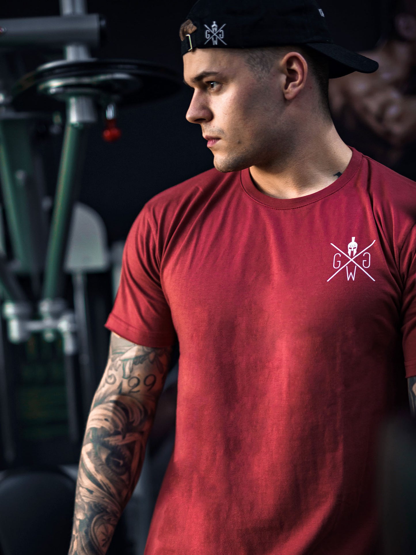 Vielseitiges und funktionales Herren T-Shirt in Bordeaux, ideal für das Fitnessstudio und den Alltag.