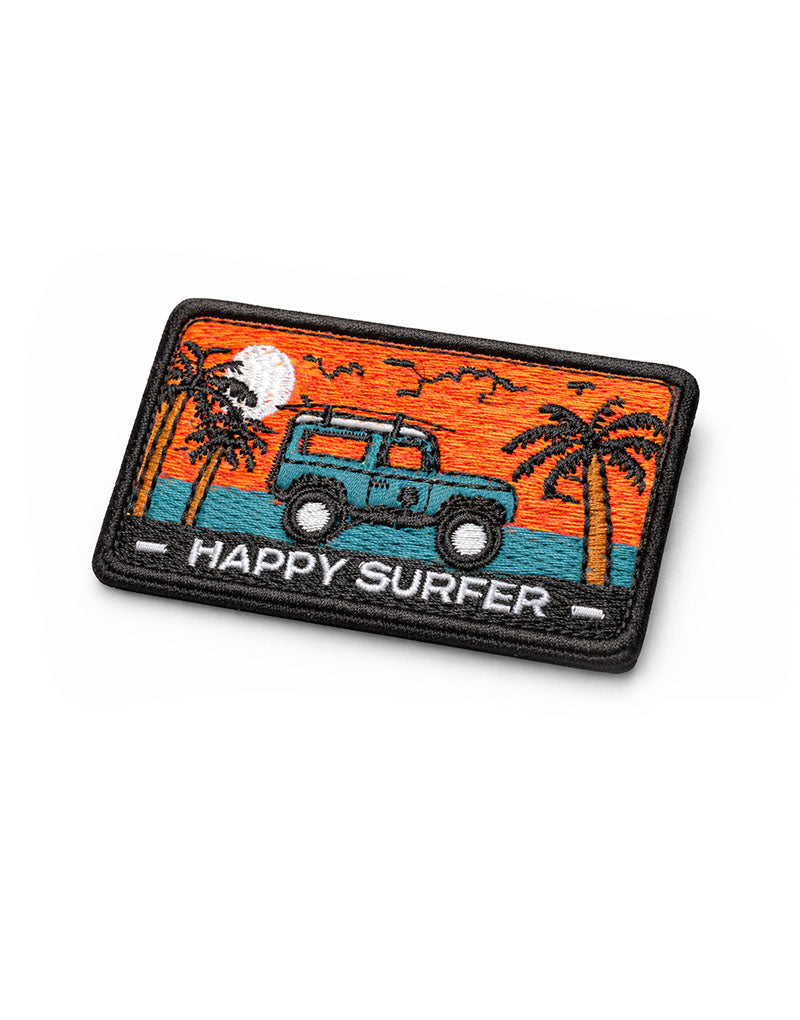 Happy Surfer Patch in Schrägansicht – gestickter Reise-Patch mit Surf-Motiv und Palmen