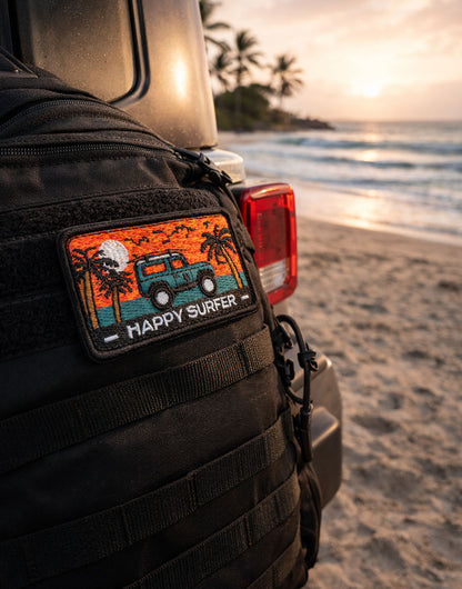 Happy Surfer Patch auf Rucksack am Strand – Reise- und Surf Patch für Vanlife und Outdoor Lifestyle