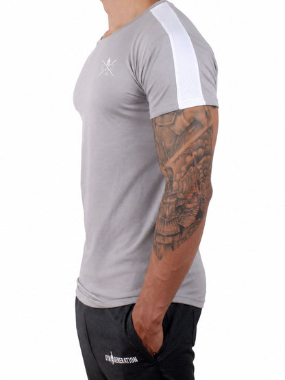 Graues Gym T-Shirt Herren von Gym Generation in Seitenansicht, körpernaher Schnitt mit weissem Schulterstreifen und sportlichem Look