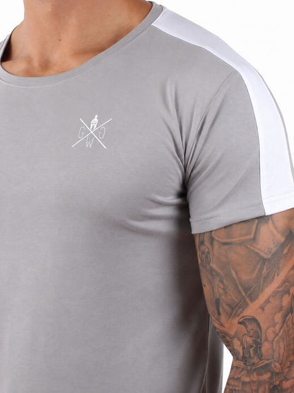 Detailaufnahme graues Fitness Shirt Herren mit weissem Gym Generation Brustlogo, glattem Stoff und weissem Schulterstreifen