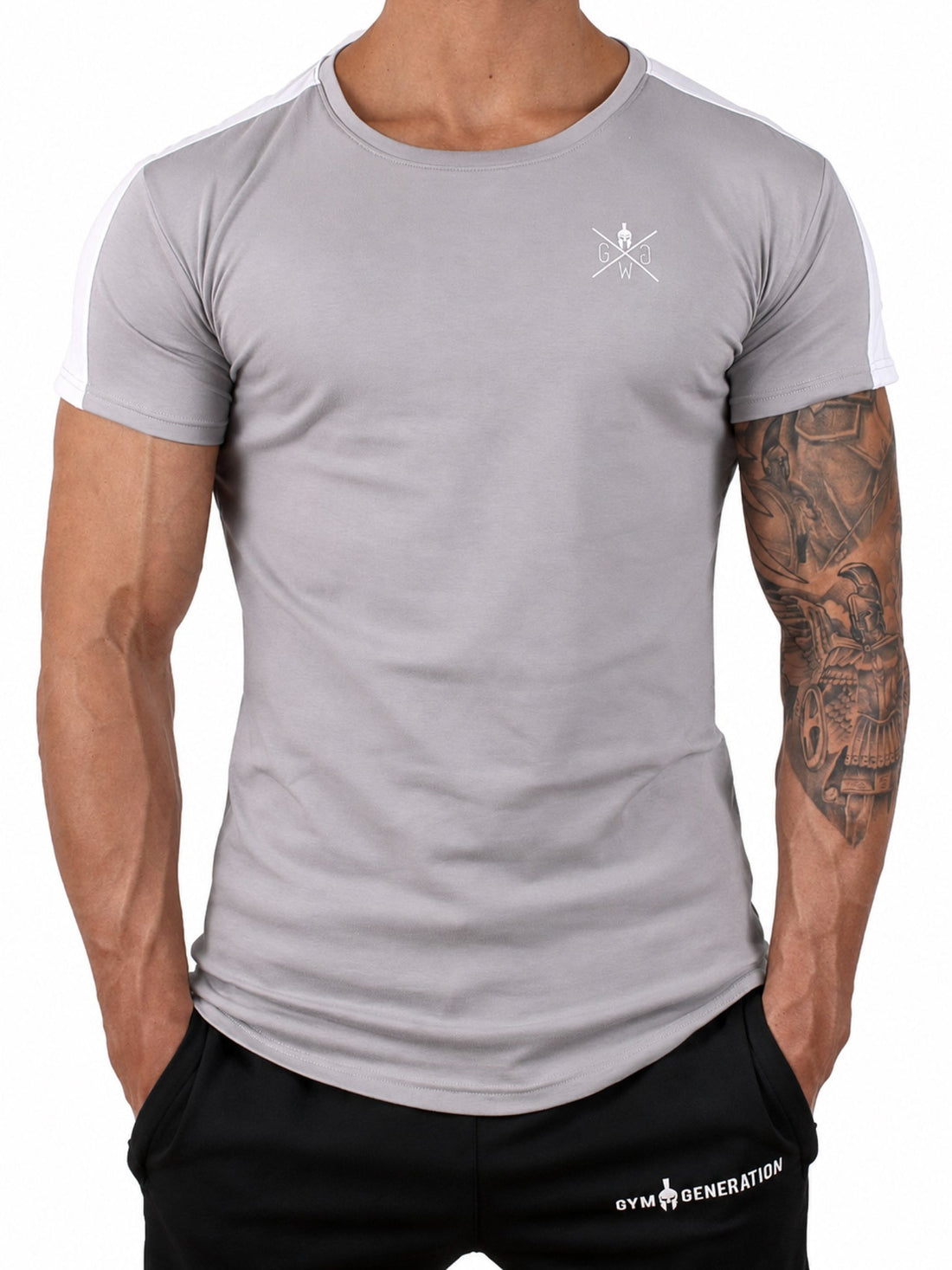 Graues Fitness T-Shirt Herren von Gym Generation in Frontansicht, athletic Fit mit weissem Brustlogo und Schulterstreifen