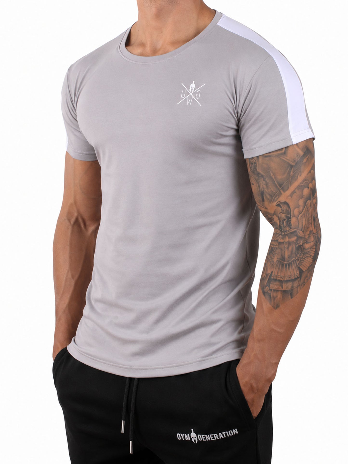 Graues Herren Gym Shirt von Gym Generation in seitlicher Frontansicht, athletic Fit mit kleinem Brustlogo und weissem Schulterstreifen