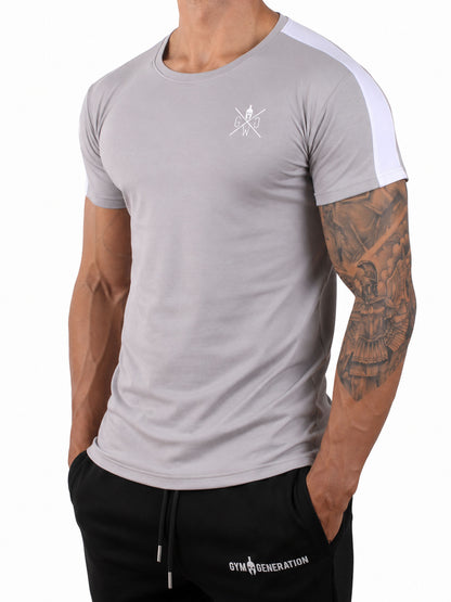 Graues Herren Gym Shirt von Gym Generation in seitlicher Frontansicht, athletic Fit mit kleinem Brustlogo und weissem Schulterstreifen