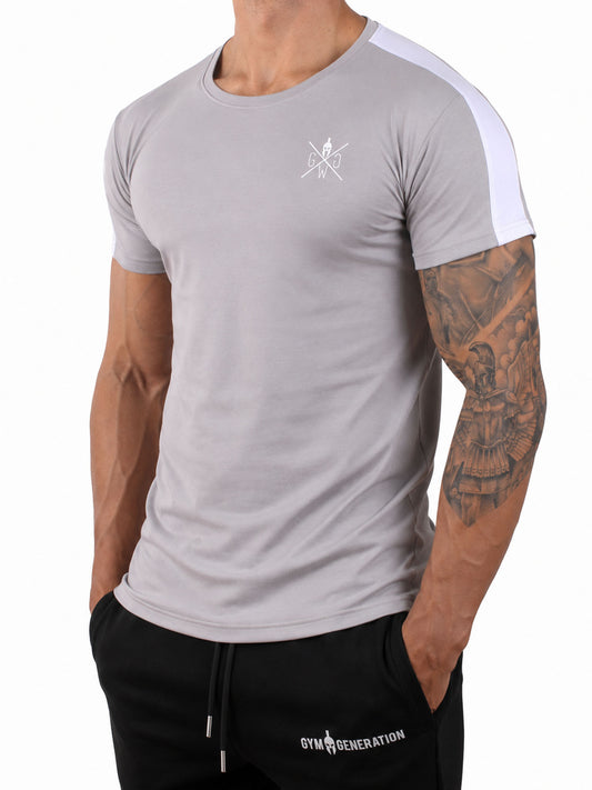 Graues Herren Gym Shirt von Gym Generation in seitlicher Frontansicht, athletic Fit mit kleinem Brustlogo und weissem Schulterstreifen