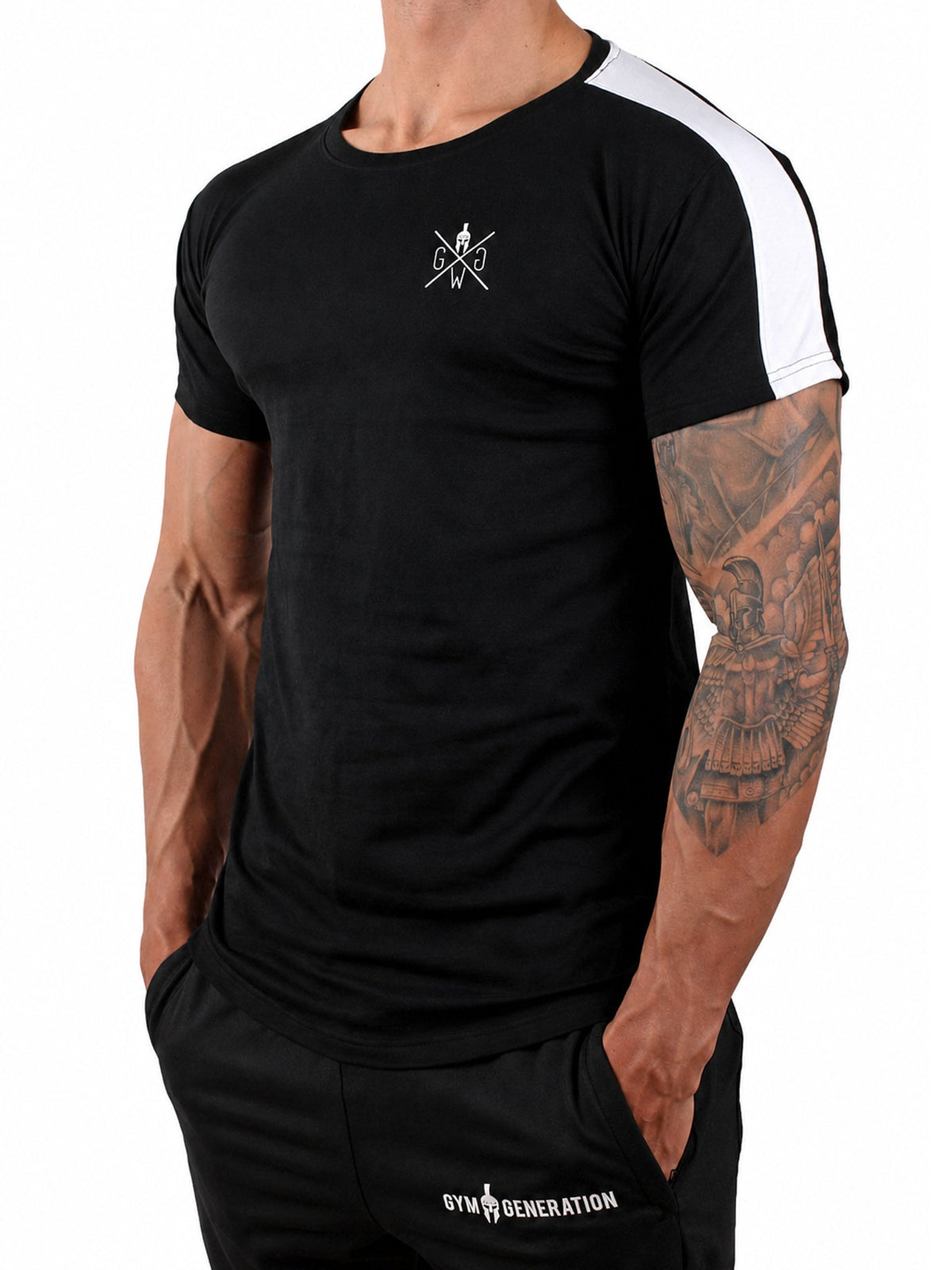 Schwarzes Gym Shirt Herren von Gym Generation in seitlicher Frontansicht, sportlicher Schnitt mit weissem Schulterstreifen und Brustlogo