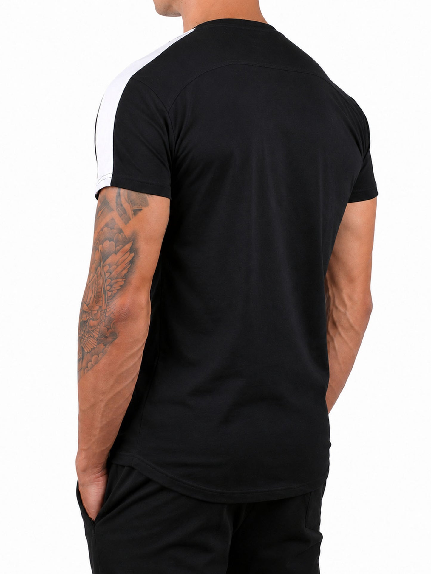 Schwarzes Fitness Shirt Herren von Gym Generation in schräger Rückenansicht, Athletic Fit mit weissem Schulterstreifen und cleanem Sportstoff