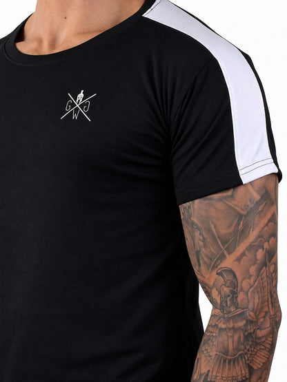 Detailaufnahme vom schwarzen Gym Generation Fitness Shirt mit weissem Brustlogo, weissem Schulterstreifen und glattem Sportstoff