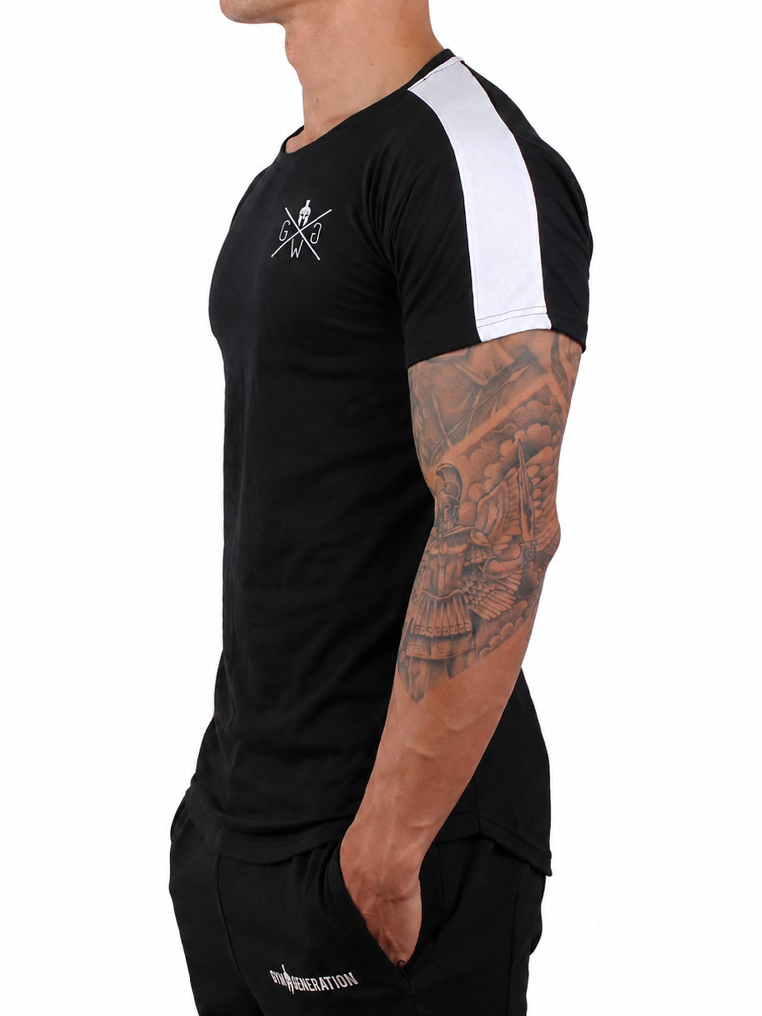 Schwarzes Herren Fitness Shirt von Gym Generation in Seitenansicht, Athletic Fit mit weissem Schulterstreifen und kleinem Brustlogo