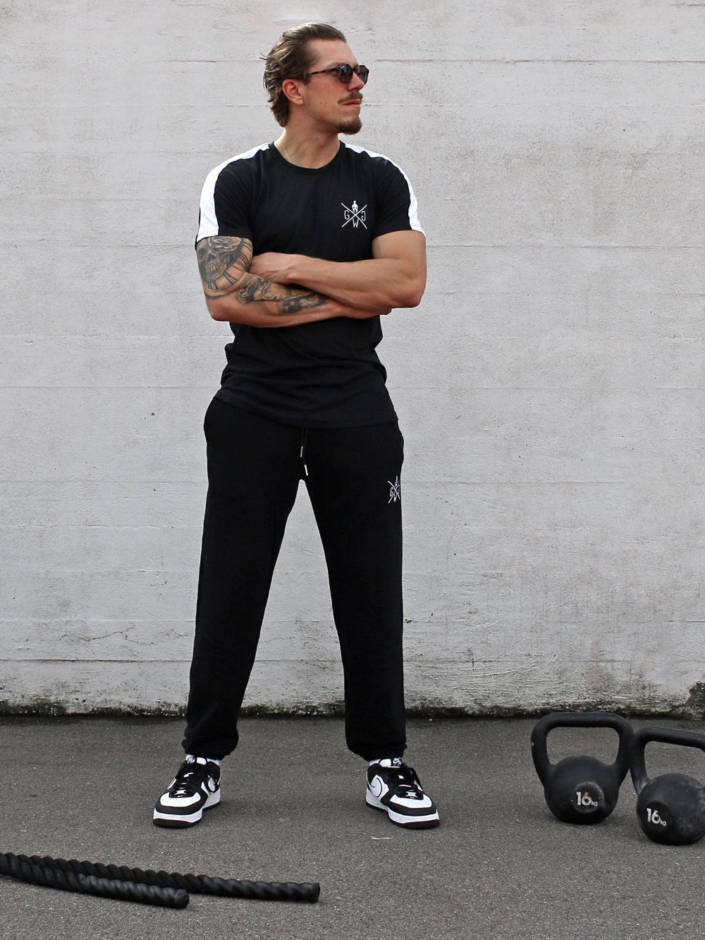 Schwarzes Fitness T-Shirt für Herren mit athletischem Schnitt und weißen Schulterstreifen – ideal für Gym, Training und Freizeit