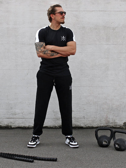 Schwarzes Fitness T-Shirt für Herren mit athletischem Schnitt und weißen Schulterstreifen – ideal für Gym, Training und Freizeit