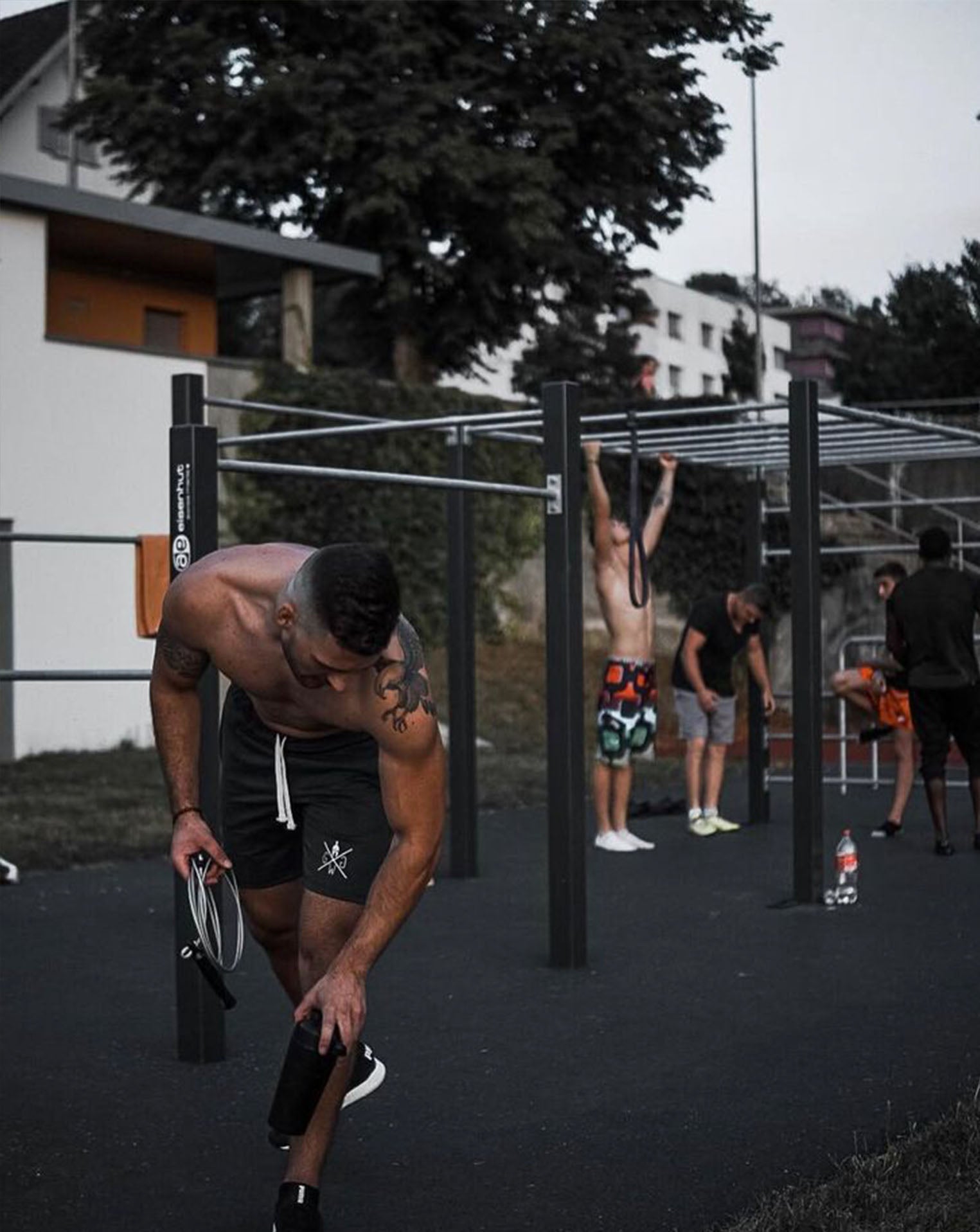 Dunkelgraue Gym Shorts – hochwertige Herren Sporthosen mit praktischen Seitentaschen, maximaler Bewegungsfreiheit und stilvollem Spartaner Logo.