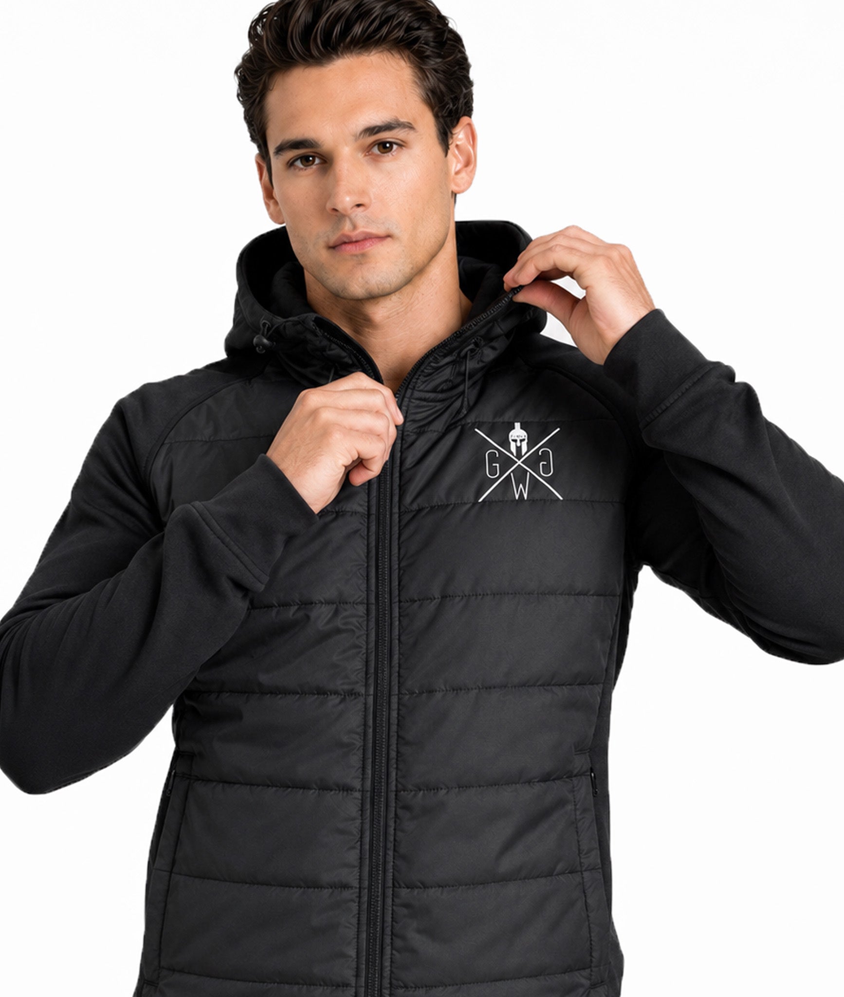 Detailansicht der Gym Generation Hybrid Athlete Jacket mit hohem Kragen, Kapuze, Reissverschluss und reflektierendem Logo