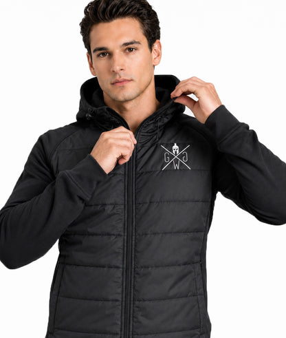 Detailansicht der Gym Generation Hybrid Athlete Jacket mit hohem Kragen, Kapuze, Reissverschluss und reflektierendem Logo