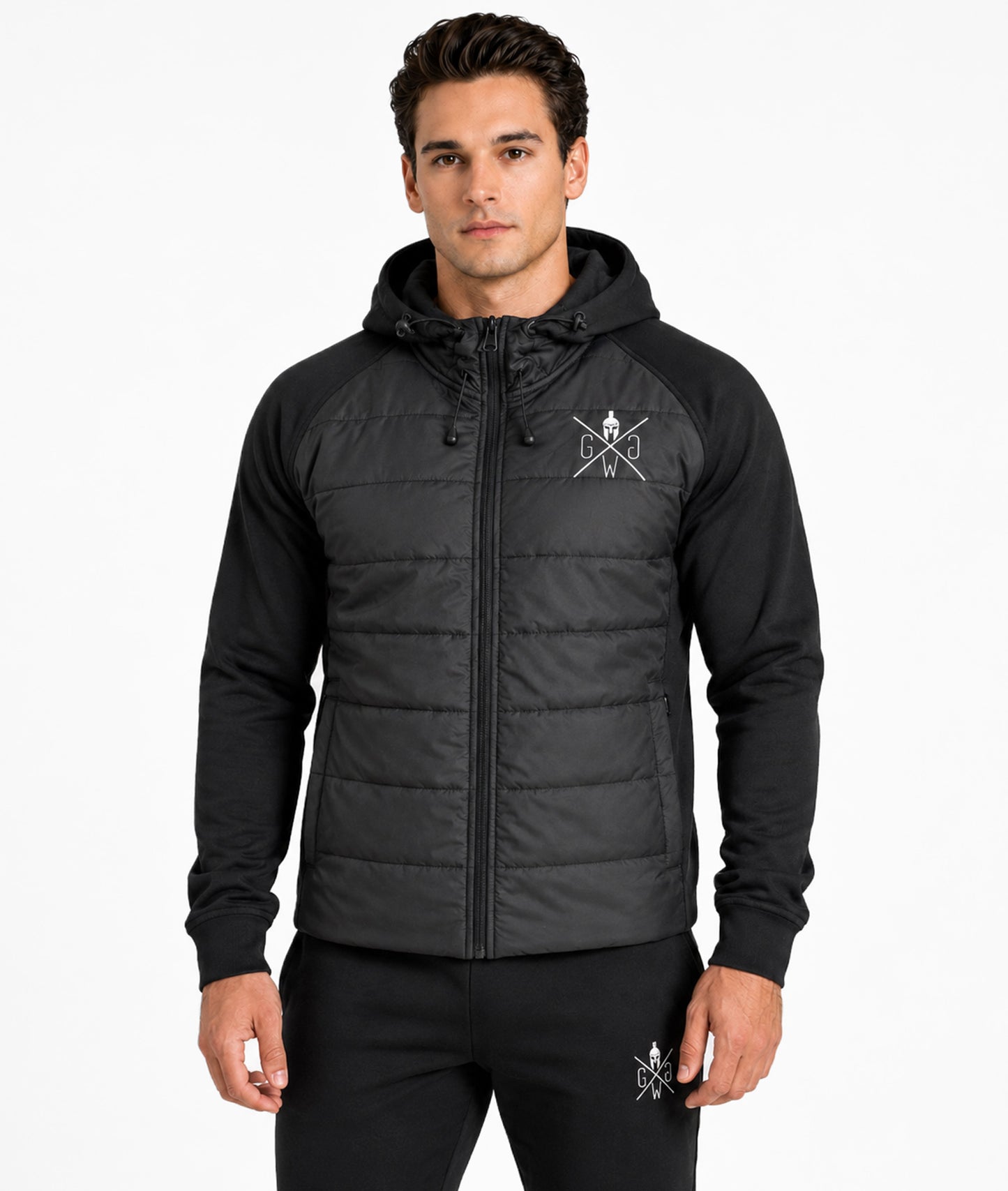 Frontansicht der schwarzen Gym Generation Hybridjacke für Herren mit Kapuze, Zip-Taschen und leicht gefüttertem Body
