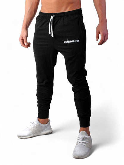 Schwarze Sporthose für Herren von Gym Generation in klassischem Schwarz mit dezentem Logo, ideal für sportliche Aktivitäten