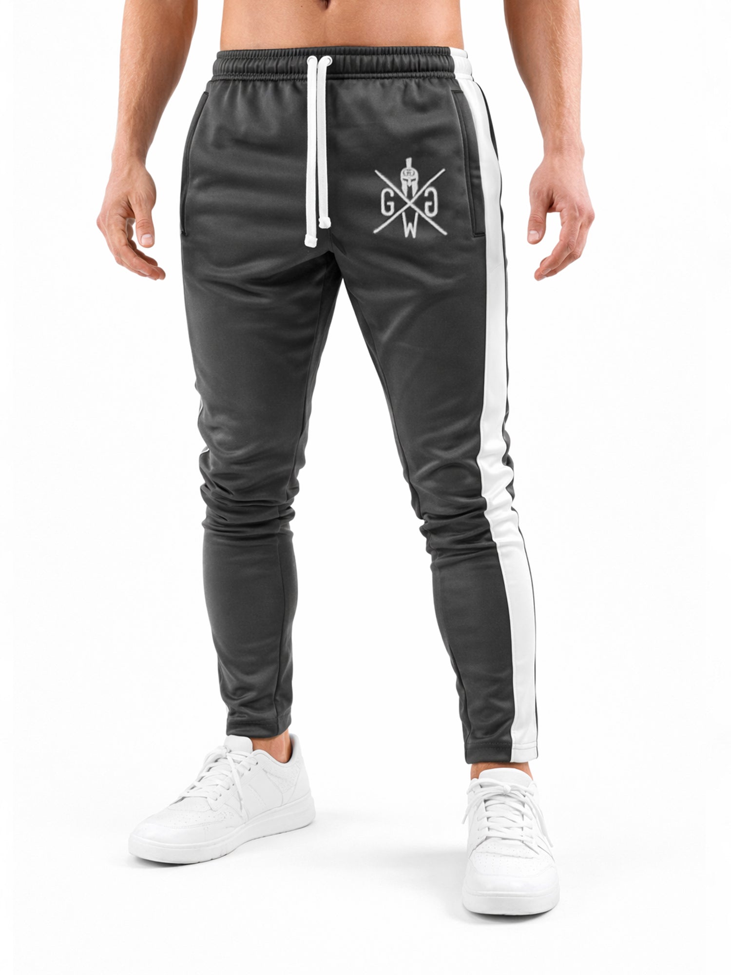 Frontansicht der Gym Generation Herren Trainerhose in Dunkelgrau mit weißem Seitenstreifen und Logo, sportliche Trainingshose mit schmaler Passform im Studio